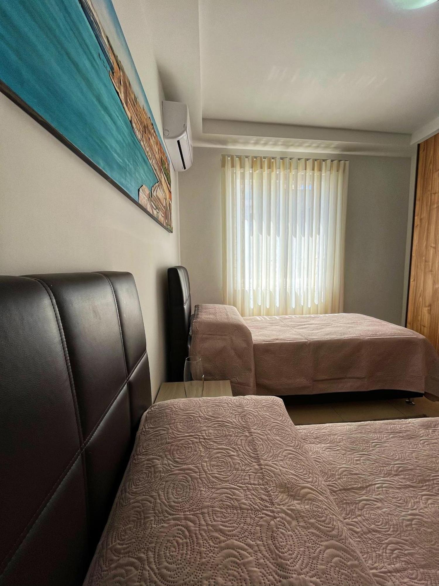 Charming Two Bedroom Apartment Pietà Esterno foto