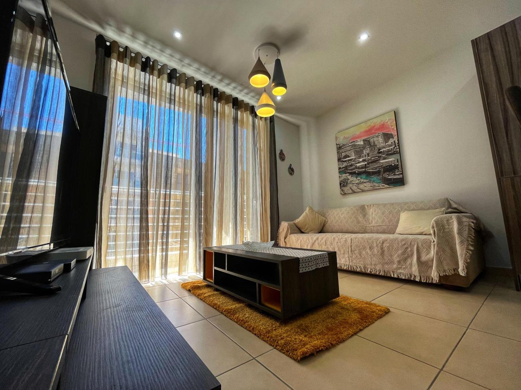Charming Two Bedroom Apartment Pietà Esterno foto